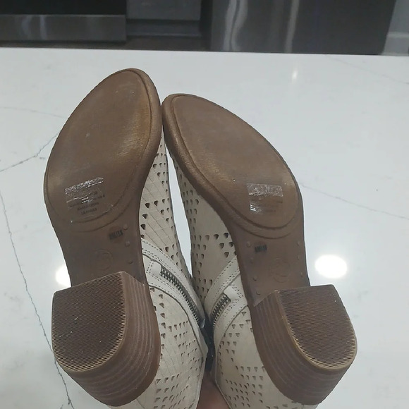 Lucky Brand Perforated Tan Ankle Booties Leather Sz8 Gentle Used - Picture 7 of 10